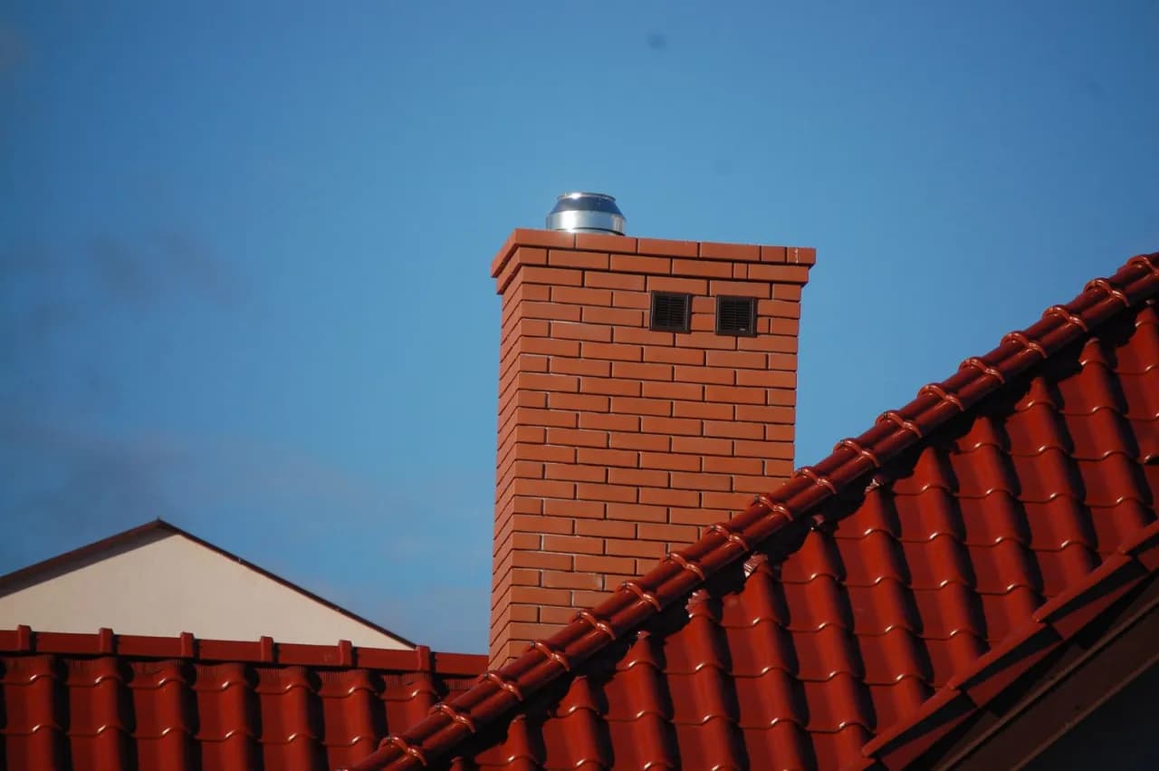 Jaki wkład do komina z cegły wybrać, by uniknąć problemów?