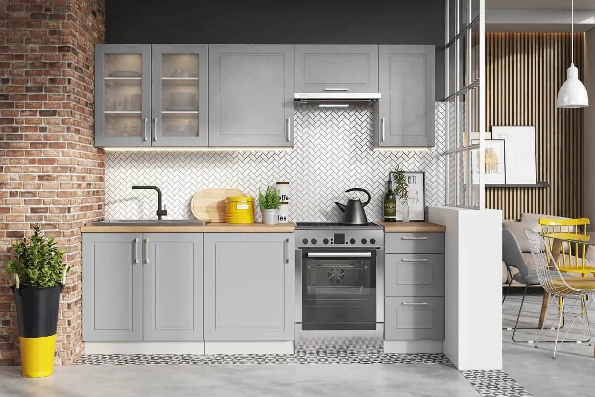Jakie kolory ścian do jasno szarych mebli kuchennych, by uniknąć błędów?