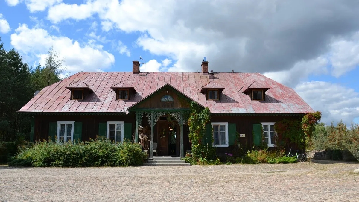 Ile kosztuje przeniesienie domu drewnianego? Sprawdź ukryte wydatki