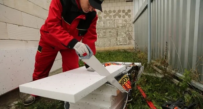 Jak kłaść styropian na krzywe ściany, aby uniknąć błędów i strat